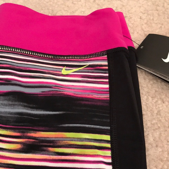 1 Hour NWT Nike fushia & black capri workout pants - Picture 2 of 7